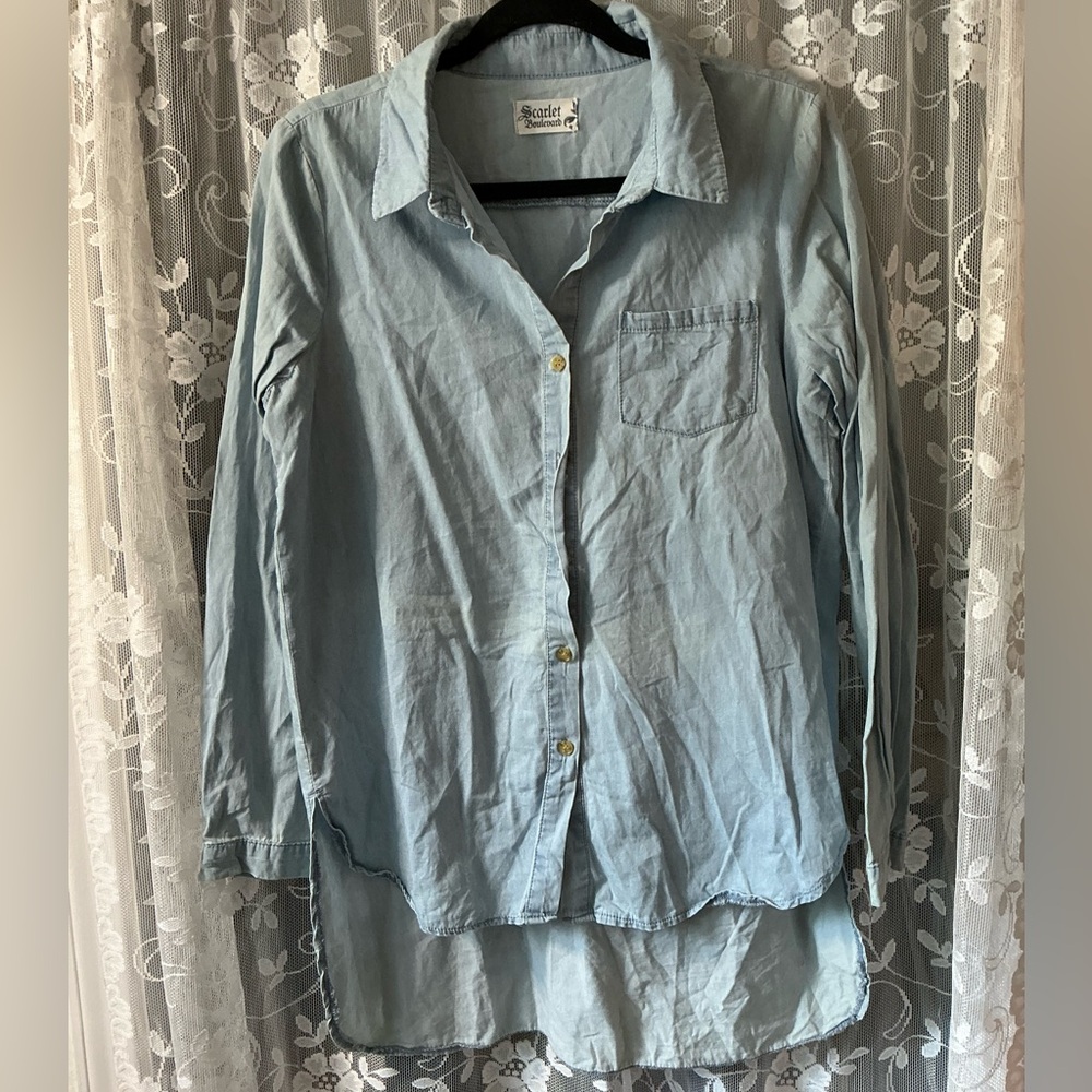 Scarlet boulevard Light Blue Button-Up Shirt size large long in back